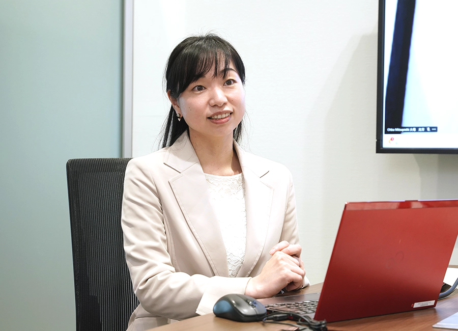 笑顔でインタビューに答える事業推進室 ライフサイエンス事業グループのM.M.さん