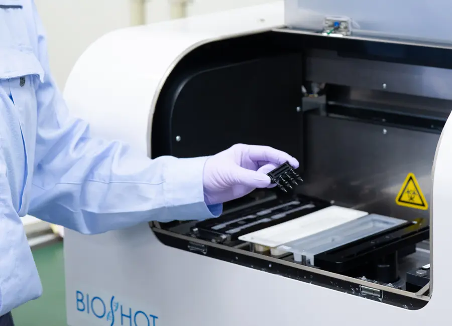 遺伝子解析キット「ジーンシリコンDNA チップキットUGT1A1」を機械にセットする姿