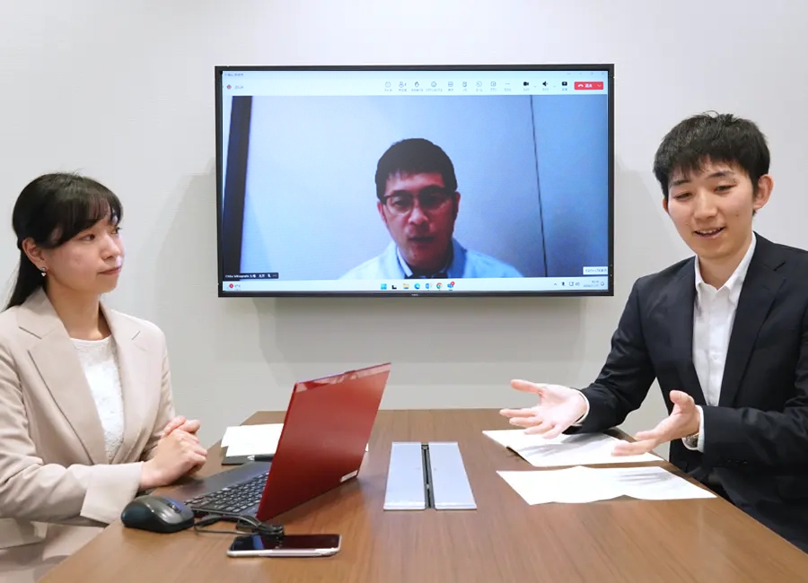 3名で対談を行なっている様子。1名はリモート参加で、身振り手振りで説明をしている。